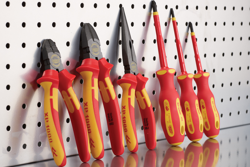 Checking VDE insulation – why wholesalers should be stocking VDE tools | Draper Tools